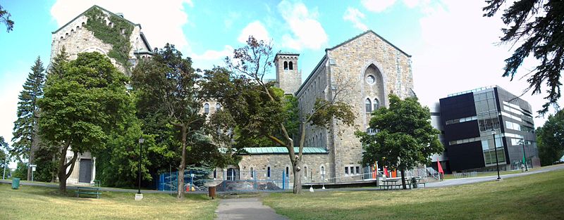 Cégep Gérald-Godin, 15 615, boulevard Gouin Ouest, Montréal.La partie ancienne à gauche était le monastère des Pères de Sainte-Croix.