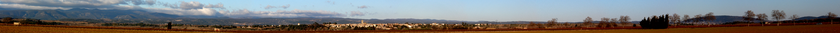 Vue panoramique d'Azille au pied de la Montagne Noire.