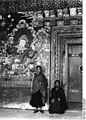 Bundesarchiv Bild 135-KA-01-062, Tibetexpedition, Mönche.jpg