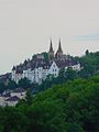 Le château de Neuchâtel entre lac et forêt.jpg