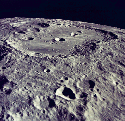Vue oblique du Van de Graaff par Apollo 17 le 12 décembre 1972[1]