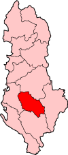 Localisation du comté de  Berat (en rouge) à l'intérieur de l'Albanie