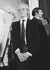 Andy Warhol lors d'un vernissage en 1977