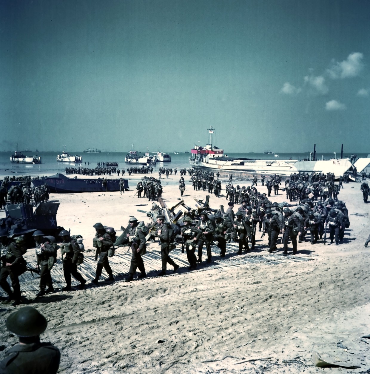 Défilé infanterie aéroportée américaine en Angleterre au printemps 1944 WW2 