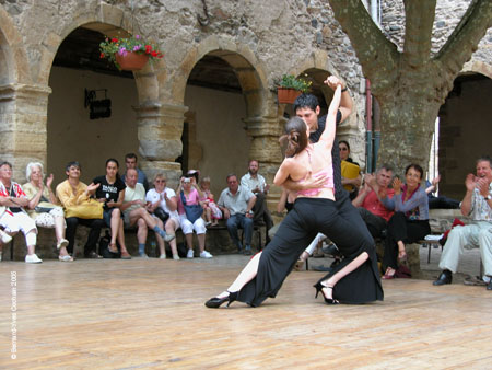 Julia et Andres Ciafardini dans le cloitre de Saint-Geniez en 2005