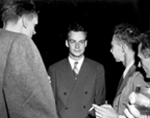 Richard Feynman (au centre) avec Robert Oppenheimer (à sa gauche) à Los Alamos à l'époque du projet Manhattan.