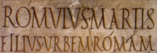 Détail d'une inscription latine avec apex