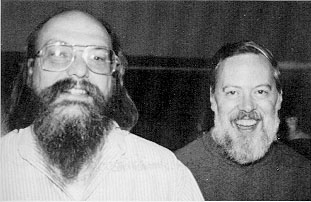 Kenneth Thompson (à gauche) et Dennis Ritchie (à droite)