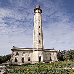 Le phare et le bâtiment des gardiens