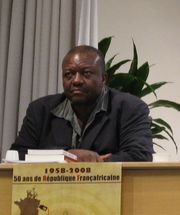 Puis Njawé lors d'une conférence à Paris en novembre 2008